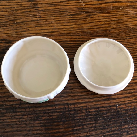 Belleek Irish Shamrock Trinket Box with Lid - Picture 3 of 5